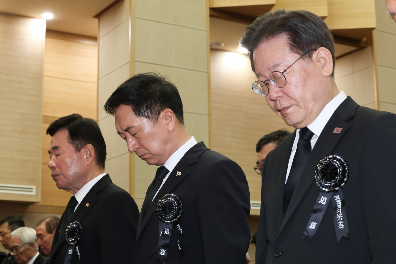 김대중 전 대통령 서거 14주기인 18일 오전 서울 동작구 서울 현충원 현충관에서 열린 추도식에 김진표 국회의장, 김기현 국민의힘 대표, 이재명 더불어민주당 대표가 묵념하고 있다. [연합]
