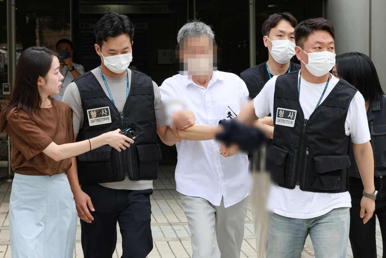 탈북 청소년들을 성추행한 혐의를 받는 목사 천모씨가 21일 오전 서울 서초구 서울중앙지방법원에서 구속 전 피의자 심문(영장실질심사)을 마친 뒤 이동하고 있다. [연합뉴스]
