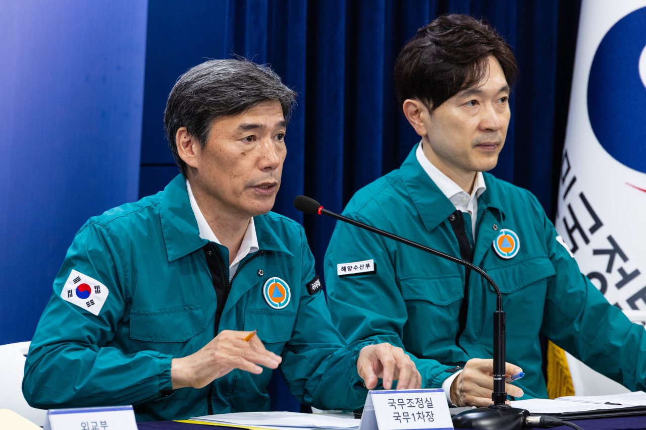 박구연 국무조정실 1차장(왼쪽)이 21일 오후 서울 종로구 정부서울청사에서 열린 후쿠시마 원전 오염수 방류 관련 일일 브리핑에 참석해 일본 정부의 오염수 방류 시점 통보에 대한 취재진의 질문에 답하고 있다. [연합]