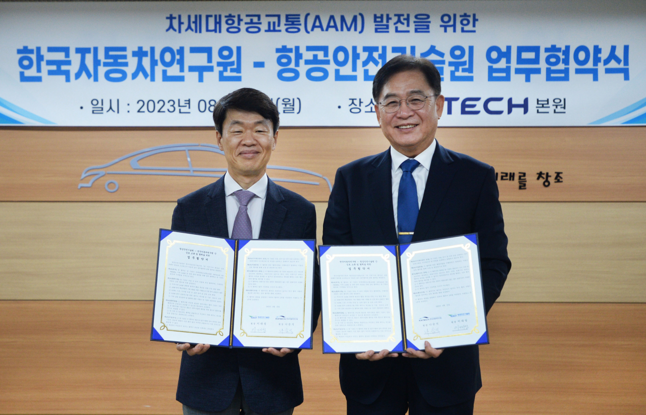 21일 충남 천안 한국자동차연구원 본원에서 나승식(왼쪽부터) 한자연 원장과 이대성 항공안전기술원 원장이 MOU 체결 기념사진을 촬영하고 있다. [한국자동차연구원 제공]