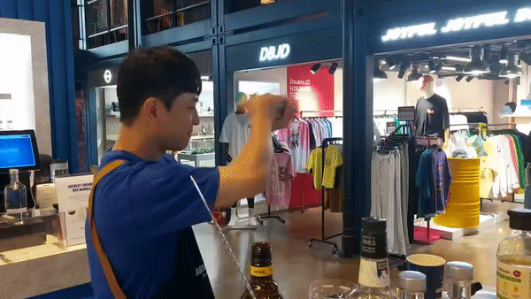 김동욱 앱솔루트 브랜드앰배서더가 칵테일 클래스를 진행하던 도중 직접 칵테일 제조를 시연하고 있다. 김희량 기자