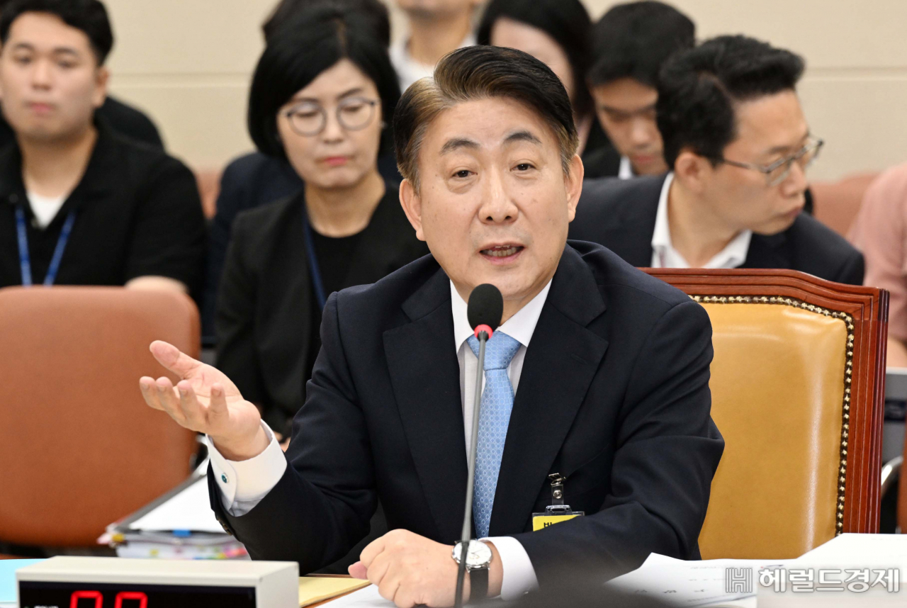 이동관 방송통신위원회 위원장 후보자가 18일 오전 서울 여의도 국회에서 열린 방송통신위원회 위원장 인사청문회에서 의원들의 질문에 답변을 하고 있다. 이상섭 기자