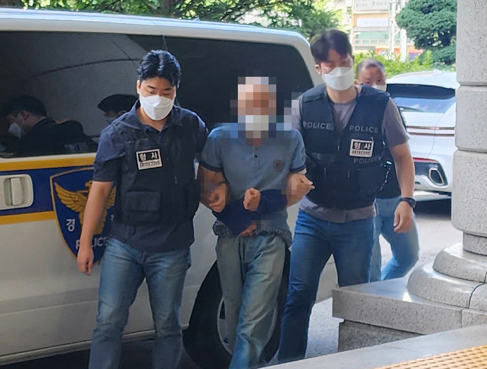 지하철 2호선에서 소형 공구를 손에 쥐고 승객들을 폭행한 혐의를 받는 50대 남성이 21일 서울 마포구 서부지방법원에서 열린 영장실질심사에 출석하고 있다. [연합]