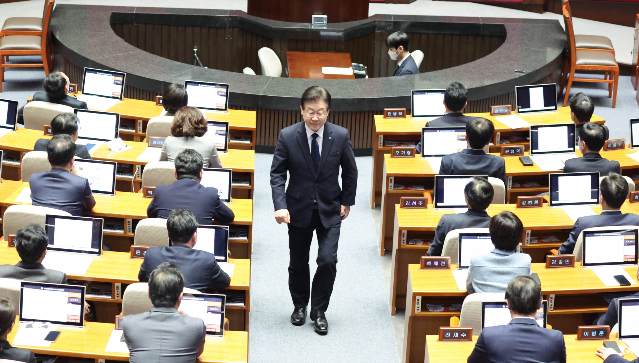 이재명 더불어민주당 대표가 7월 27일 국회에서 열린 본회의에서 본인의 체포동의안에 관해 신상발언을 마친 뒤 자리로 돌아가고 있다. [연합]