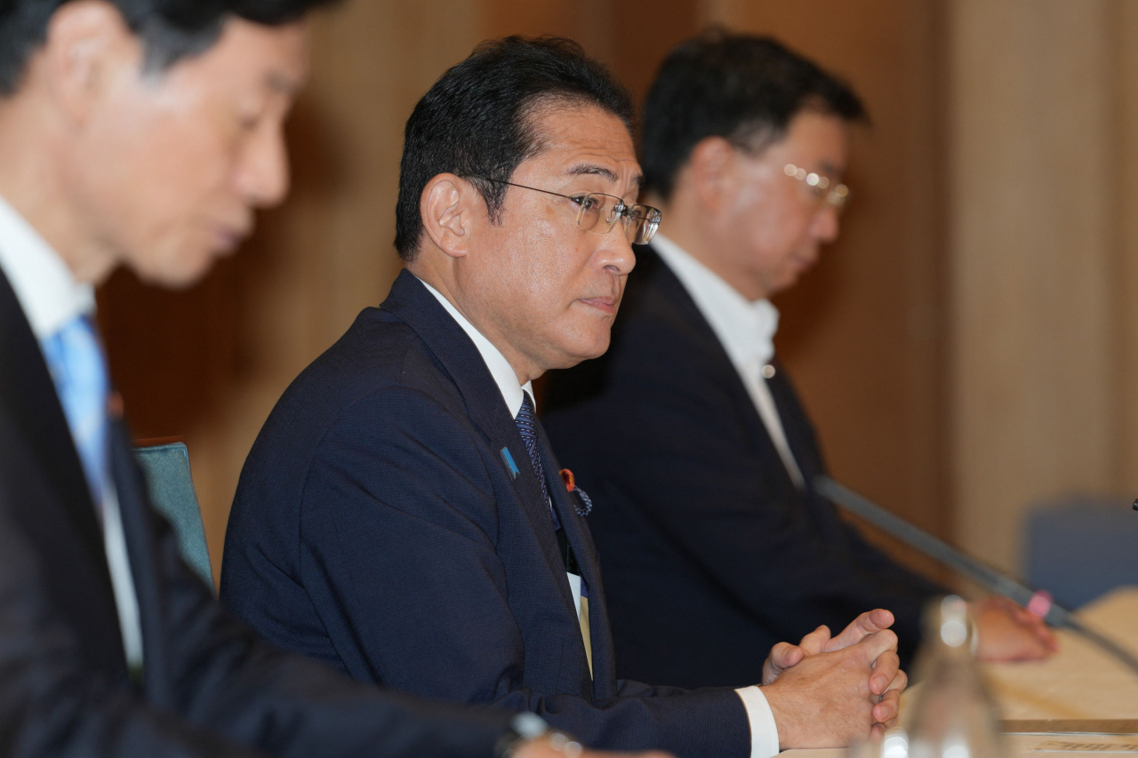 기시다 후미오 일본 총리(가운데)가 21일 도쿄 총리실에서 전국어업협동조합연합회(전어련) 사카모토 마사노부 회장과 만나 오염수 방류와 관련해 면담하고 있다. 이날 기시다 총리는 어업인들이 안심하고 생업을 계속할 수 있도록 필요한 대책을 계속 취하겠다고 말했으나, 사카모토 회장은 오염수 방류 반대 의사를 다시 한번 밝혔다. [연합]