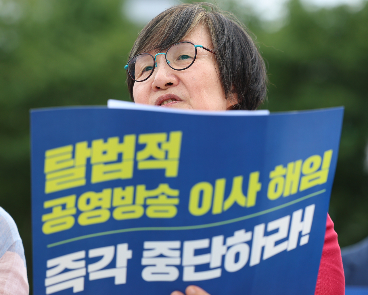 방송문화진흥회 권태선 이사장이 21일 오후 서울 용산대통령직무실 앞에서 기자회견을 열고 윤석열 대통령의 공영방송 장악 중단을 촉구하며 기자회견을 하고 있다. [연합]