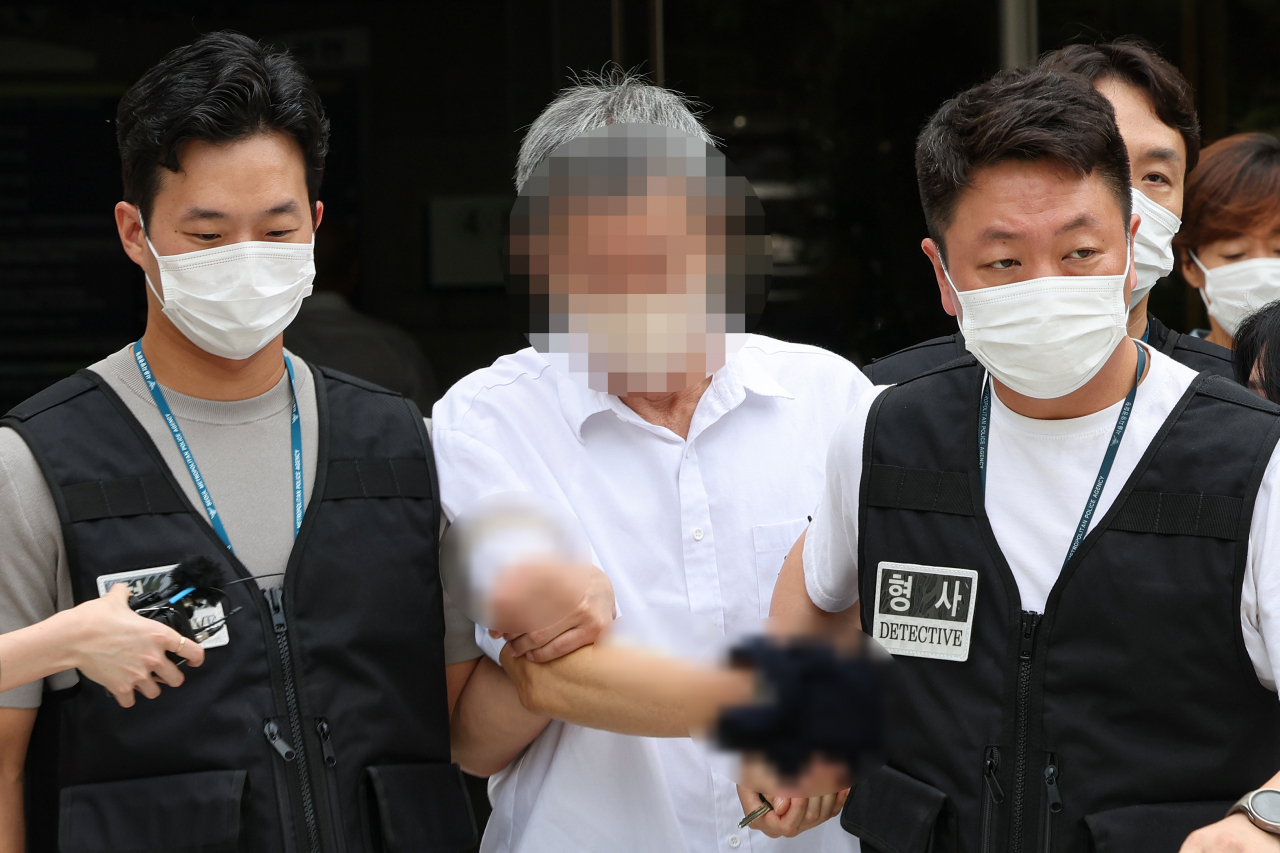 탈북 청소년들을 성추행한 혐의를 받는 목사 천모씨가 21일 오전 서울 서초구 서울중앙지방법원에서 구속 전 피의자 심문(영장실질심사)을 마친 뒤 이동하고 있다. [연합]