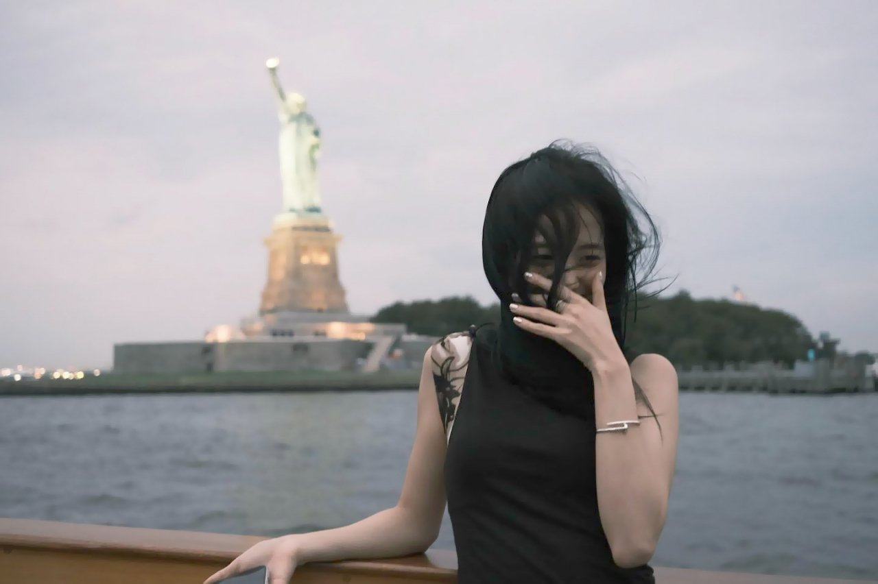 여신 멋있어서 미소, 머릿카락 헝클어져서 웃음. 늘 밝은 지수