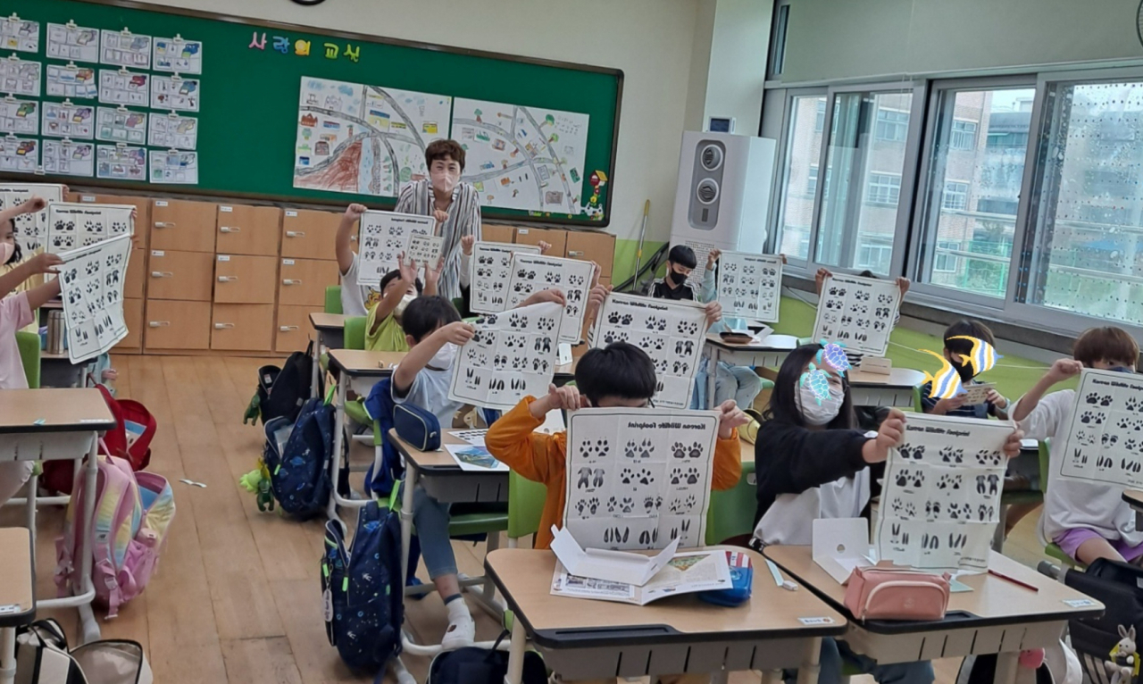 초등학생들이 수업시간에 반려동물 지킴이 활동을 하고 있는 모습. [서울시 제공]