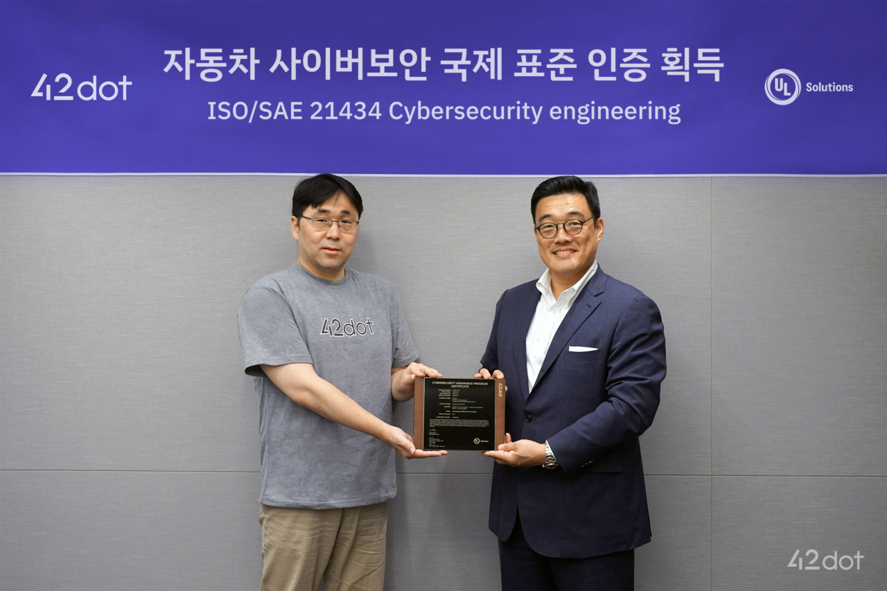 최진희(왼쪽) 포티투닷 부대표가 정륜 UL솔루션스 한국대표로부터 ‘ISO 21434’ 인증패를 받고 있다. [포티투닷 제공]