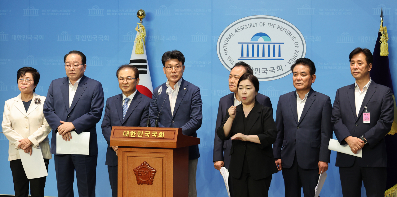 더불어민주당 강서구청장 보궐선거 출마예정자들과 진성준 의원이 14일 오후 서울 여의도 국회 소통관에서 김태우 전 강서구청장 사면 관련 기자회견을 하고 있다. [연합]