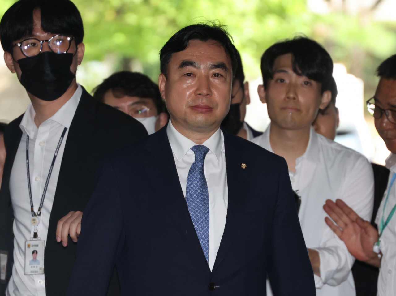 더불어민주당 '전당대회 돈봉투 의혹'의 핵심 피의자인 무소속 윤관석 의원이 지난 4일 구속 전 피의자 심문(영장심사)을 받기 위해 서울 서초구 중앙지법으로 출석하고 있다. [연합]