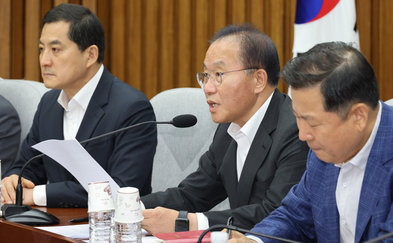 윤재옥 국민의힘 원내대표가 22일 국회에서 원내대책회의를 하고 있다. [연합]