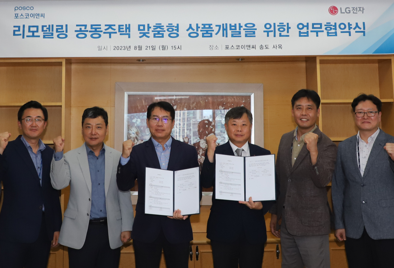 포스코이앤씨는 LG전자와 리모델링 공동주택 맞춤형 상품개발을 위한 업무협약을 체결했다고 22일 밝혔다. [포스코이앤씨]