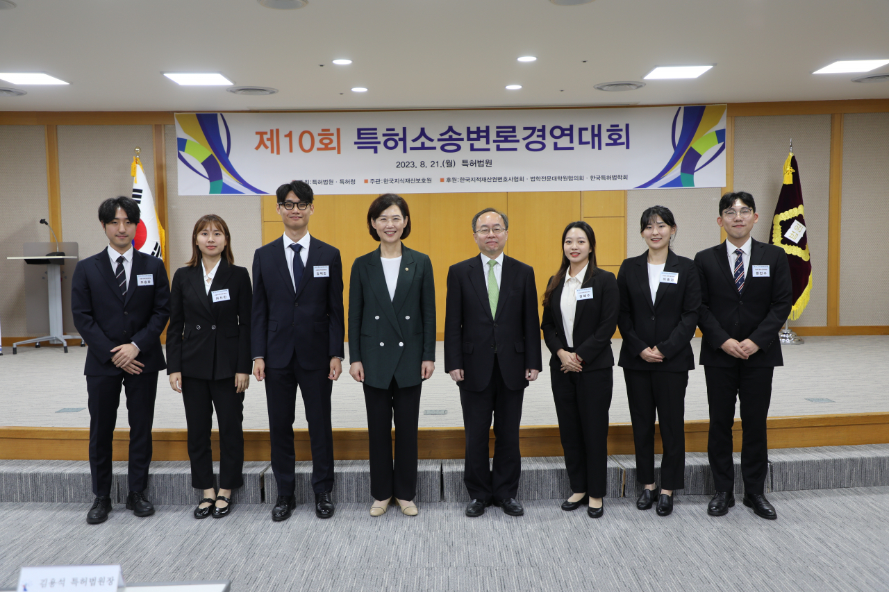 특허청(청장 이인실)은 특허법원(법원장 김용석)과 함께 지난 21일 특허법원(대전시 서구)에서 ‘2023 특허소송 변론 경연대회’ 시상식을 개최 했다. 이인실 특허청장(왼쪽에서 4번째)이 김용석 특허법원장(왼쪽에서 5번째)과 특허 및 상표·디자인 부문 특허법원장상(1등)을 수상한 참가자들과 기념촬영을 하고 있다.