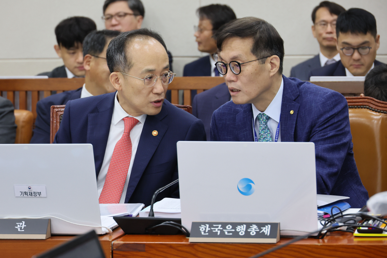 추경호 경제부총리 겸 기획재정부 장관이 22일 서울 여의도 국회에서 열린 기획재정위원회 전체회의에서 이창용 한국은행 총재와 대화하고 있다. [연합]