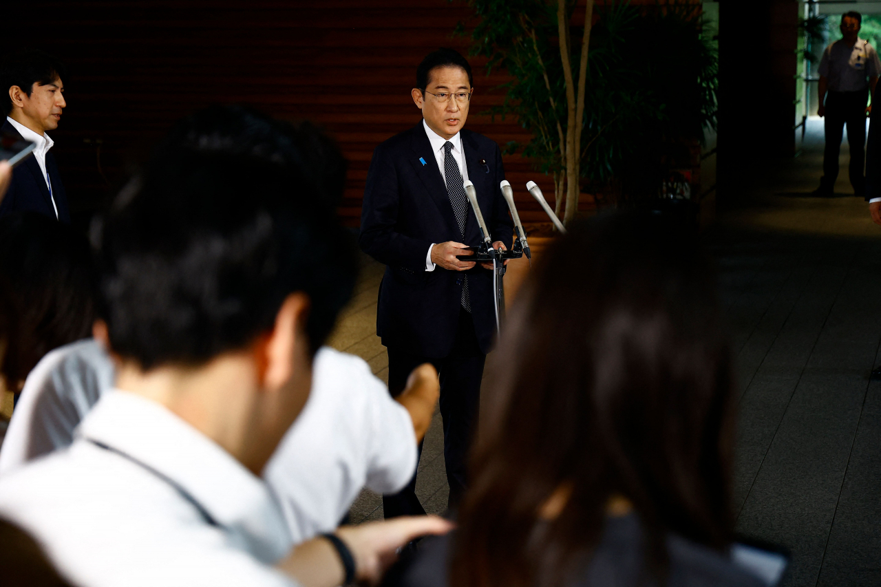 22일 각료회의를 위해 도쿄 총리관저에 도착한 기시다 후미오 총리가 기자들과 만나 발언을 하고 있다. [AFP]