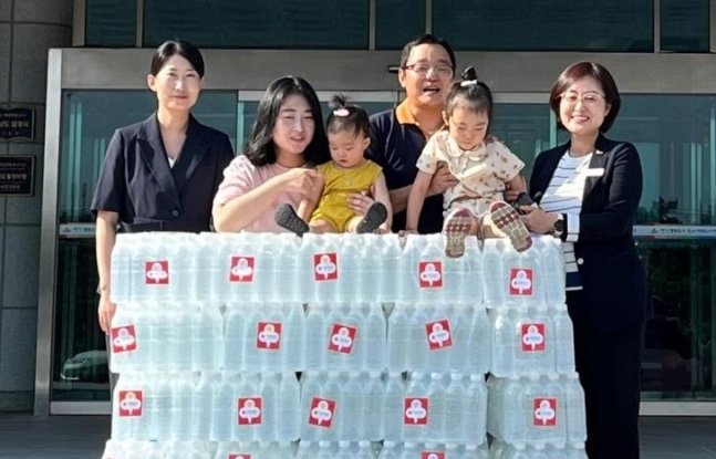 생수 1천병 기탁한 배규민 씨 부부와 두 딸. [밀양시 제공]