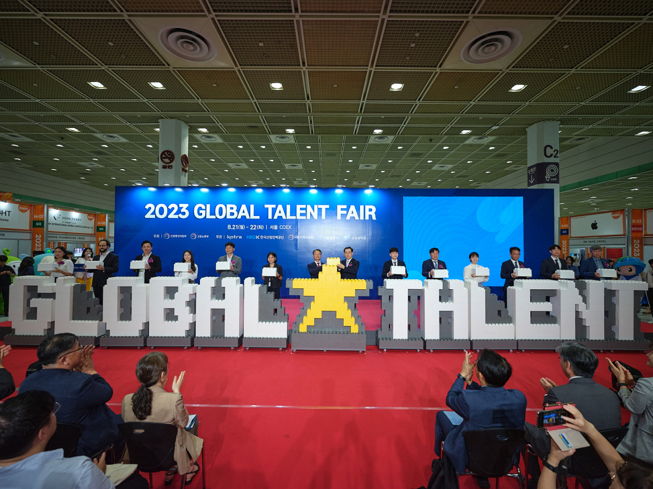 ‘2023 글로벌 탤런트 페어’ 개막식에서 기념촬영을 하고 있는 기업대표들. 윤이라(왼쪽부터) 아고다 파트너, 발렌틴 자뇨 LG전자 기취업자 대표, 나카리가시 요시후미 모리타 인사총무부 그룹장, 김수련 ABS Financial 캐나다 기취업자 대표, 안철주 한국 유미코아 대표이사, 박아름 LG 전자 기취업자 대표, 이정식 고용노동부 장관, 이창양 산업통상자원부 장관, 김동현 한국무라타전자 기취업자 대표, 이승수 인피니언테크놀로지스 코리아 대표이사, 은슨희 벡터코리아 기취업자 대표, 박종수 SK바이오사이언스 부사장, 이동준 폴리미래 기취업자 대표, 김진우 프레스티지바이오파마 그룹 부회장. [코트라 제공]