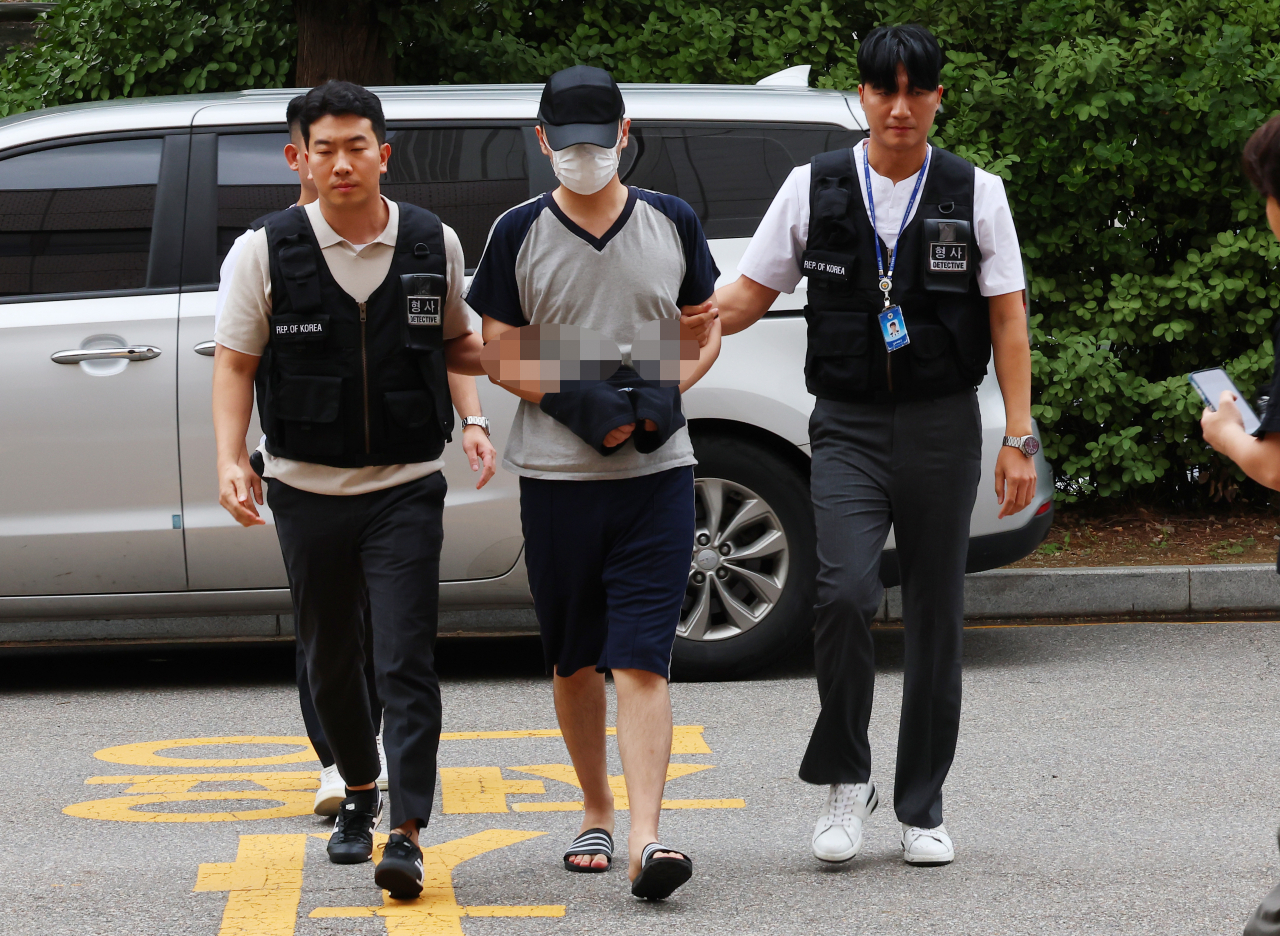 서울 신림역에서 여성 20명을 살해하겠다는 협박성 글을 인터넷에 올린 30대 남성 A씨가 22일 오후 인천 미추홀구 인천지방법원에서 열린 구속 전 피의자 심문(영장실질심사)에 출석하고 있다. [연합]
