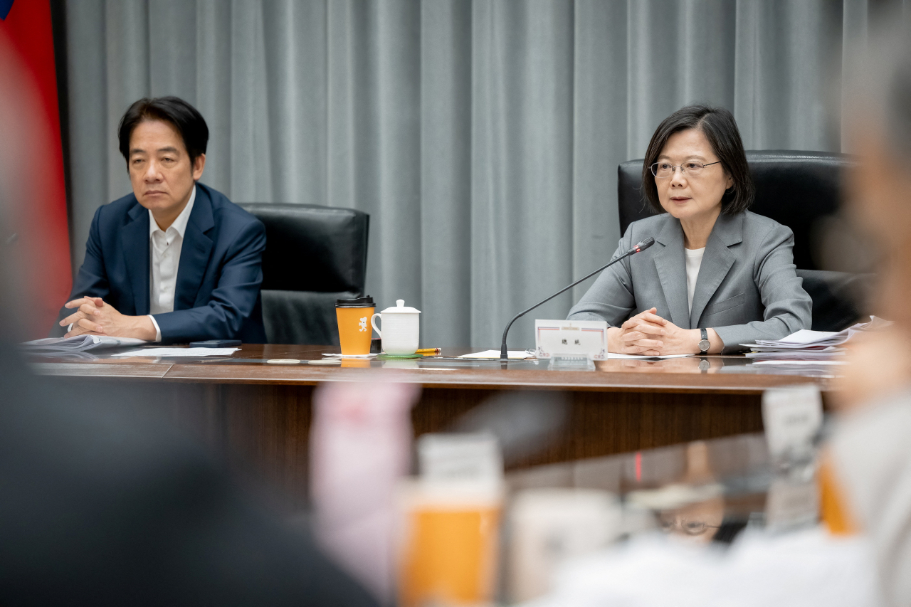 21일 대만 총통 사무실에서 차이잉원 총통(오른쪽)이 전반적인 예산 계획을 논의하는 회의에 참석하고 있다.[로이터]