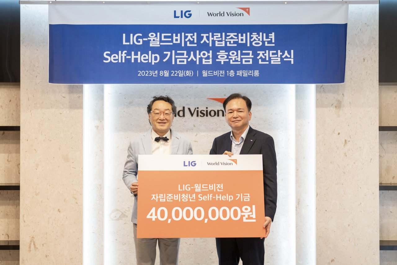 최용준 ㈜LIG 대표이사(오른쪽)와 조명환 월드비전 회장이 기금 전달식 이후 기념사진을 촬영하고 있다. [LIG 제공]