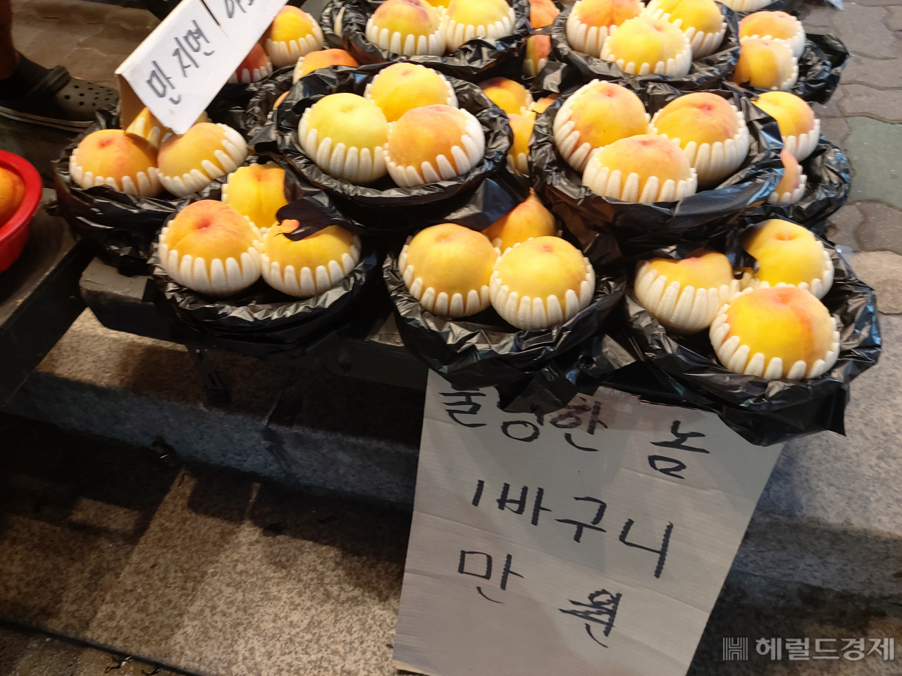서울 성북구의 한 과일가게에서 판매되고 있는 복숭아. 3개에 1만원에 팔리고 있다. 이 가게 점주는 “냉해 피해 때문에 여름 복숭아가 더 귀해졌다”고 했다. 김희량 기자