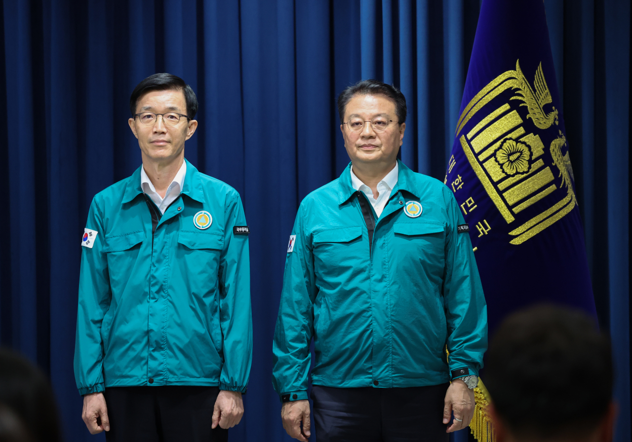 방문규 신임 산업통상자원부 장관 후보자(왼쪽)와 방기선 신임 국무조정실장 내정자가 22일 서울 용산 대통령실 청사 브리핑룸에서 열린 정무직 인선발표 브리핑에 참석하고 있다. [연합]