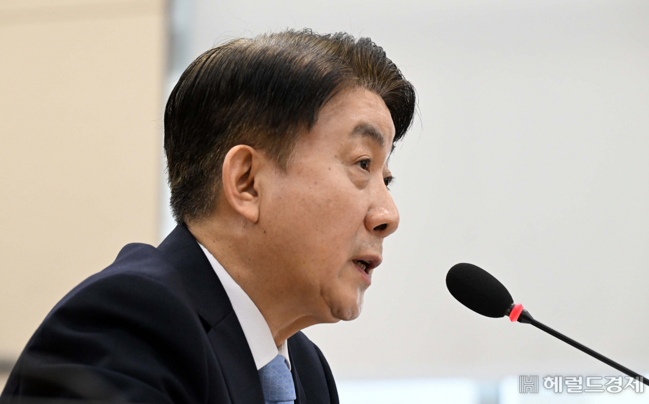 이동관 방송통신위원회 위원장 후보자가 18일 오전 서울 여의도 국회에서 열린 방송통신위원회 위원장 인사청문회에서 의원들의 질문에 답변을 하고 있다. 이상섭 기자