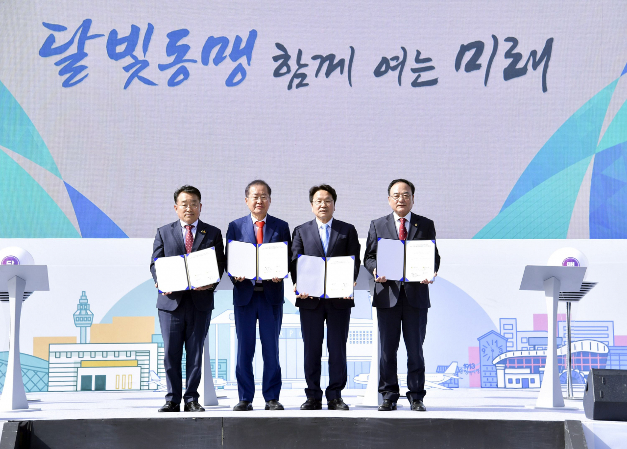 강기정 광주시장과 홍준표 대구시장이 지난 17일 오후 전북 남원시 지리산휴게소에서 열린 '광주·대구 공항특별법 동시 통과 기념행사'에서 양 지역 시의회 의장과 2023 하계아시안게임 공동유치, 달빛고속철도 예타 면제 특별법 공동 추진을 위한 업무협약을 체결하고 있다. 사진 왼쪽부터 정무창 광주시의회 의장, 홍준표 대구시장, 강기정 광주시장, 정만규 대구시의회 의장.[연합]