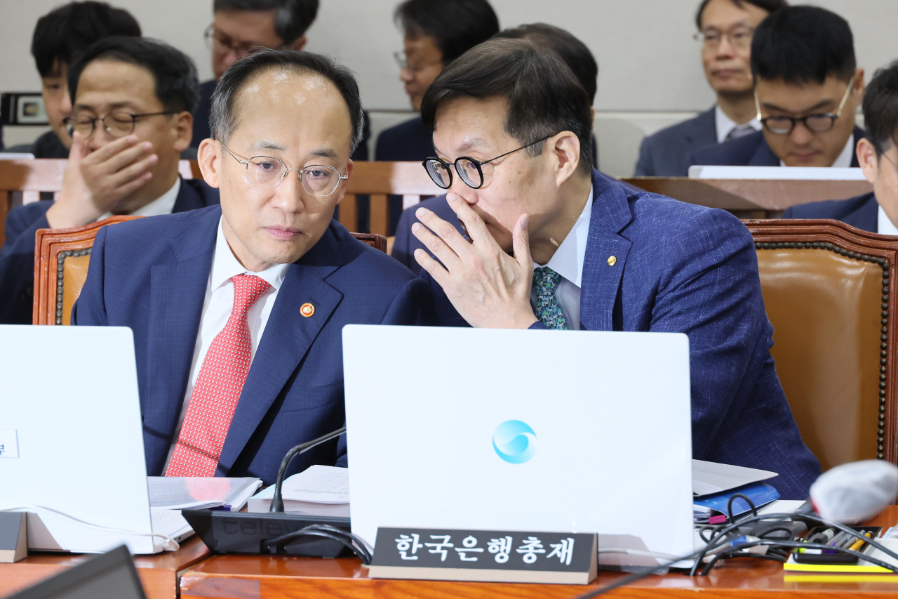 추경호 경제부총리 겸 기획재정부 장관이 22일 서울 여의도 국회에서 열린 기획재정위원회 전체회의에서 이창용 한국은행 총재와 대화하고 있다. [연합]