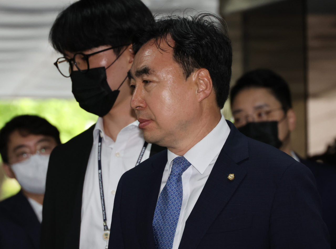 더불어민주당 '전당대회 돈봉투 의혹'의 핵심 피의자인 무소속 윤관석 의원이 지난 4일 구속 전 피의자 심문(영장심사)을 받기 위해 서울 서초구 중앙지법으로 출석하고 있다. [연합]