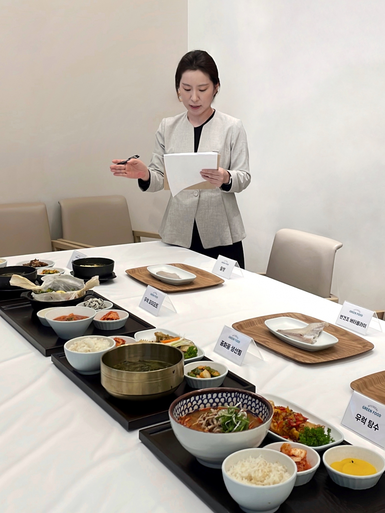 HD현대 글로벌R&D(연구개발)센터에서 우럭과 전복을 활용한 신규 레시피 품평회를 실시하고 있다. [HD현대 제공]
