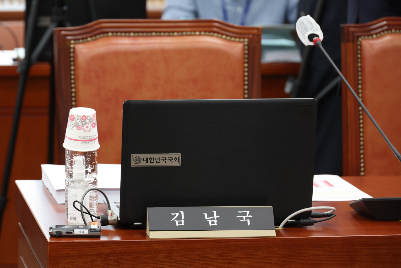 22일 국회에서 열린 교육위원회 전체회의에 김남국 의원의 빈 자리가 눈에 띈다. 국회 윤리특별위원회 소위원회는 이날 전체회의를 열어 거액의 가상자산 보유 및 국회 상임위 도중 거래 논란을 빚은 김 의원에 대한 징계 수위를 결정할 전망이다. [연합]
