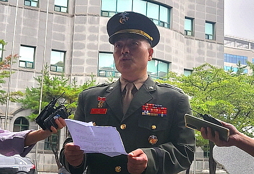 해병대 채 상병 사망 사고를 조사했다가 ‘항명’ 혐의로 수사대상이 되고 보직해임된 전 해병대 수사단장 박정훈 대령이 지난 11일 수사과정에서 수사외압과 부당지시가 있었다며 국방부 검찰단 수사를 거부하겠다는 입장을 밝히고 있다. [오상현 기자]