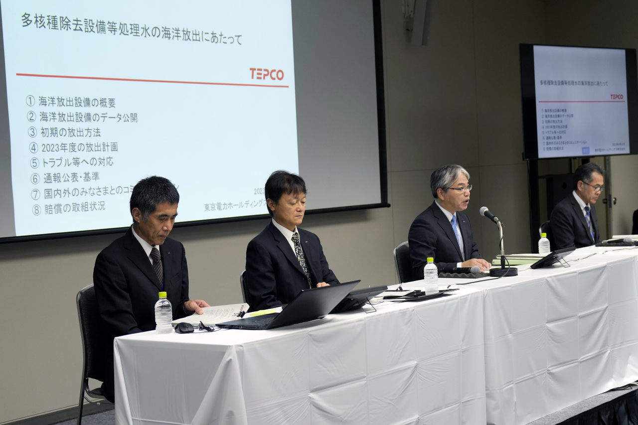 후쿠시마 제1원전을 운영하는 도쿄전력(TEPCO) 홀딩스의 오염수(처리수) 관리 책임자인 마쓰모토 준이치(오른쪽 두 번째)가 22일 도쿄 도쿄전력 본사에서 열린 기자회견에서 발언하고 있다.[AP]