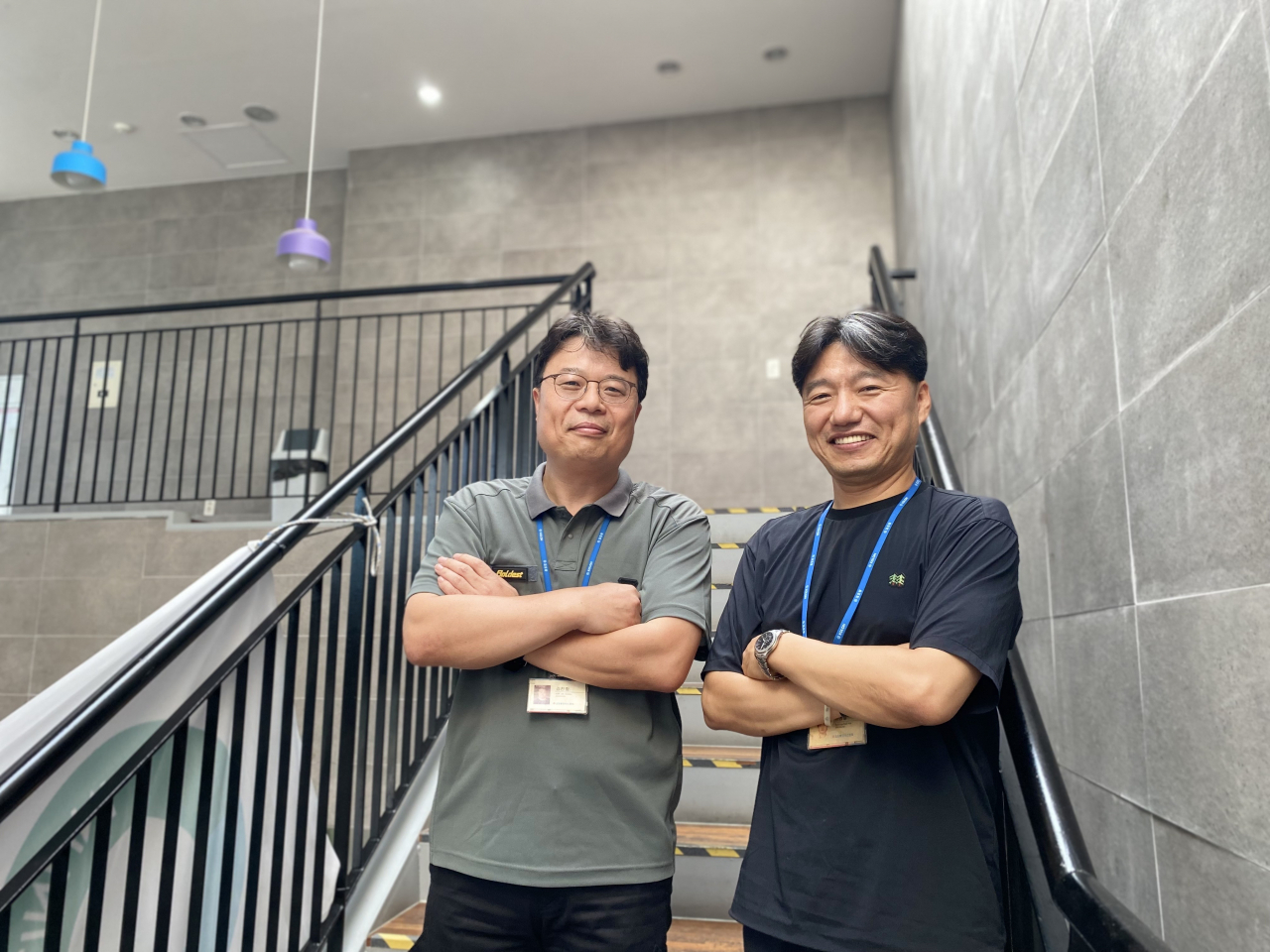 코오롱인더스크리 Fnc부문(코오롱FnC)의 김진항(왼쪽) 물류·고객서비스실 이사와 하병철 물류서비스팀 부장. 신주희 기자