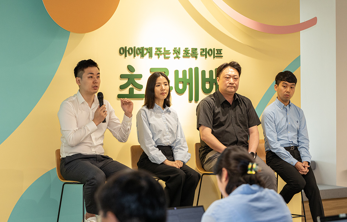 22일 오전 서울 강남구 논현동 초록마을 본사에서 열린 ‘초록베베’ 출시 기자 간담회에서 김재연 초록마을 대표가 질문에 답변하고 있다. 왼쪽부터 김 대표, 초록마을의 이소해 최고마케팅책임자(이사)·이영훈 가공식품기획총괄김용현 신선식품기획팀장. [초록마을 제공]