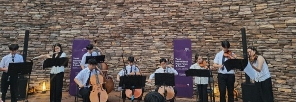 Members of The Past 4 Present stage an ensemble performance in the "Youth International Peace Forum & Concert" held at Gonjiam Valley in Gyeonggi Province, on Aug. 15. (The Korea Herald DB)