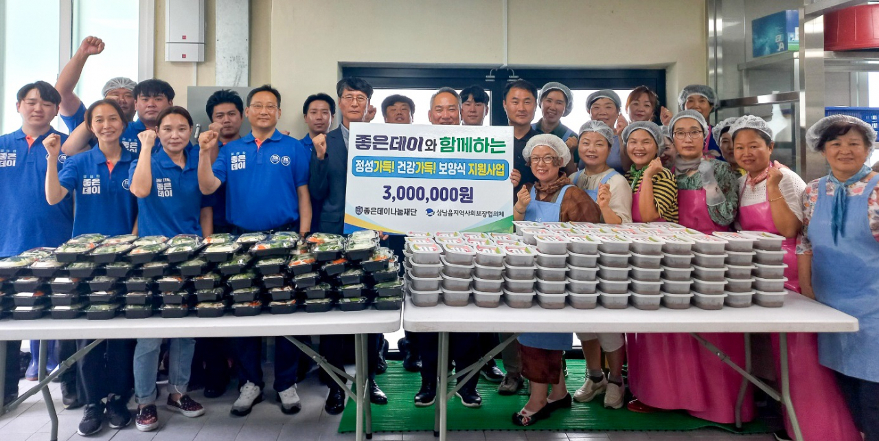 무학 임직원으로 구성된 좋은데이 봉사단과 삼남읍지역사회보장협의체 봉사단이 22일 울주군 삼남읍 구청사에서 취약계층을 위한 보양식을 만들고 기념촬영을 하고 있다. [사진=무학 좋은데이나눔재단]