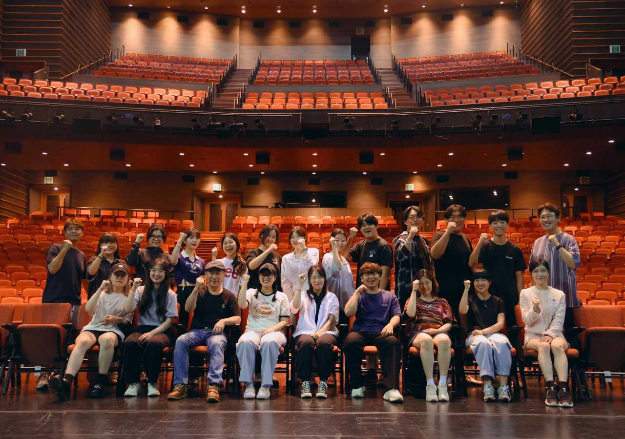 동서대 예술대학 예비예술인 현장연계 지원사업에 선정된 뮤지컬과 학생들이 기념촬영을 하고 있다. [사진=동서대학교]