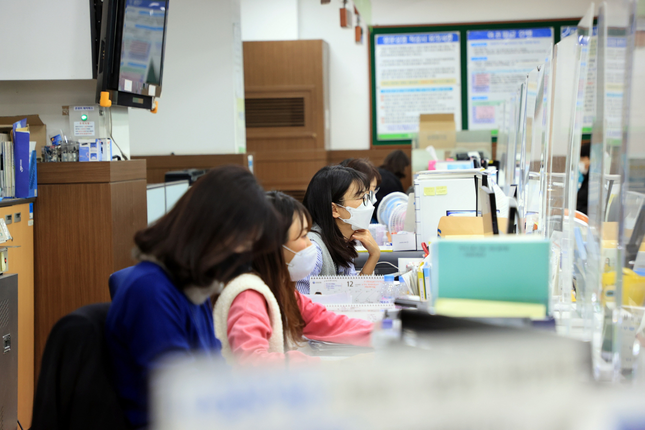 서울 동작구청에서 직원들이 업무를 보고 있는 모습. [동작구제공]