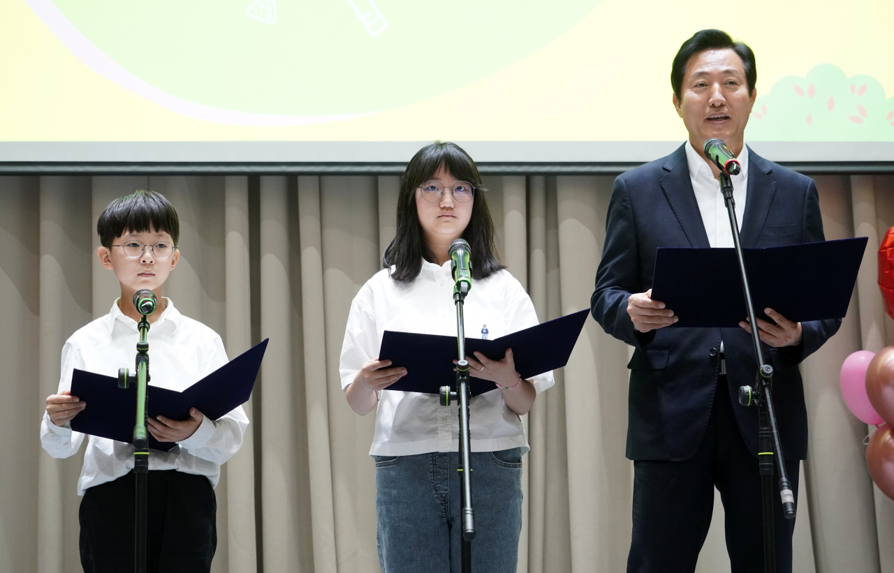 오세훈 서울시장(오른쪽)이 서울 어린이 권리장전을 낭독하고 있는 모습. [서울시 제공]