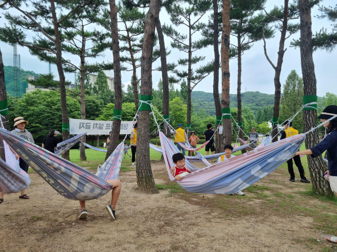 성남시 율동공원서 열린 제2회 팝업놀이터 때 폐현수막 재활용 해먹 그네타기.[성남시 제공]
