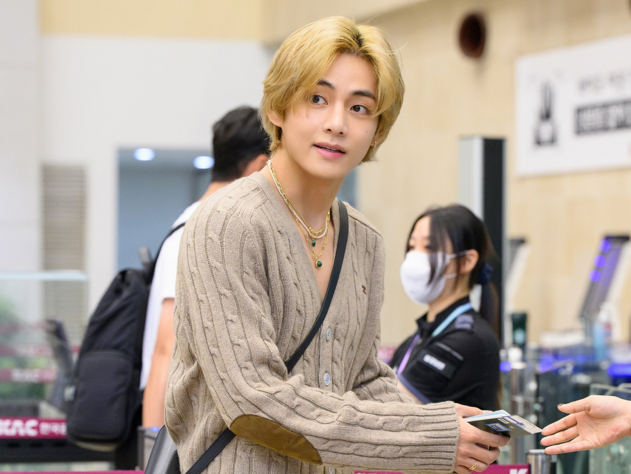 일본 셀린느 행사 참석을 위해 출국하는 BTS 뷔