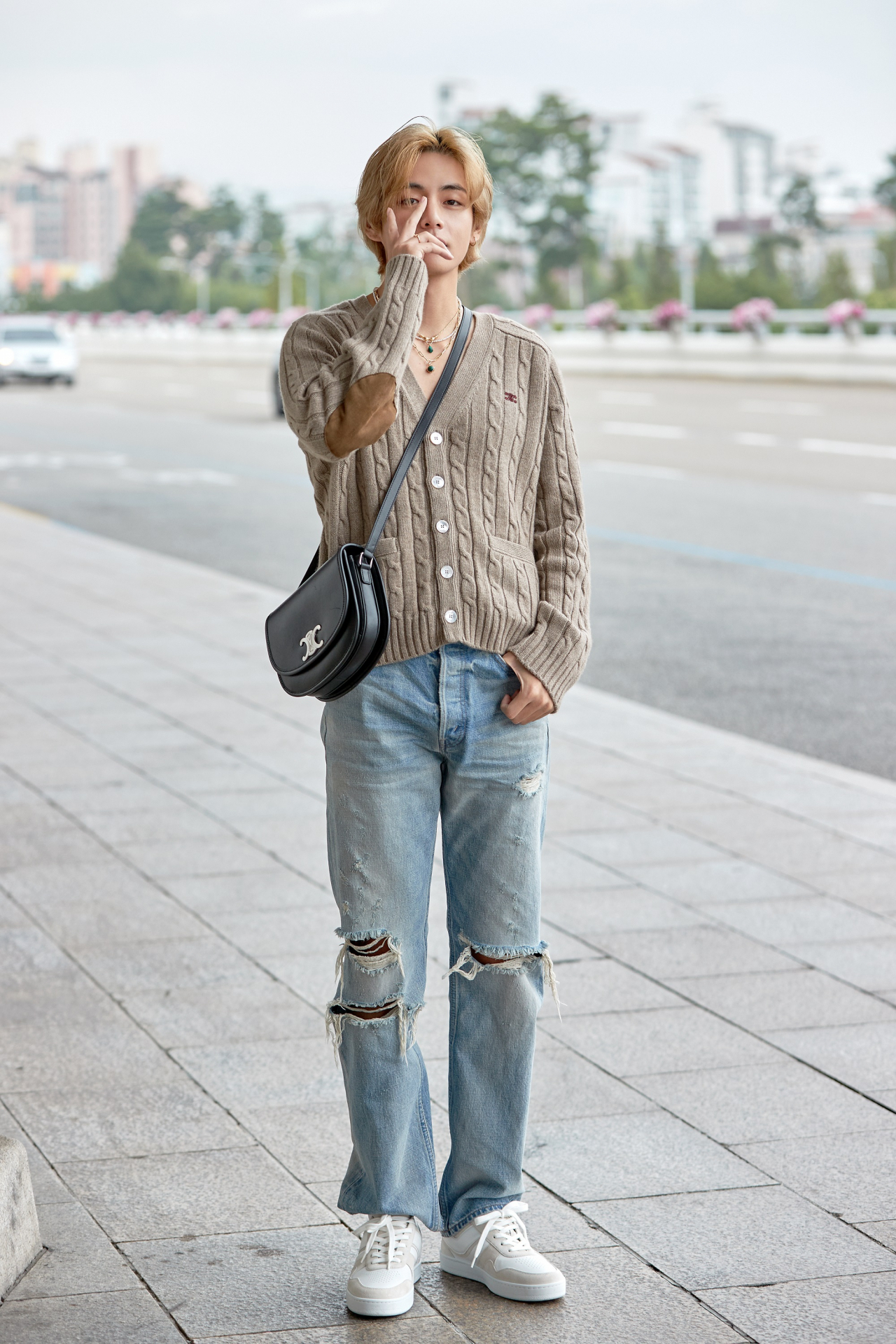 뷔의 출국 옷차림