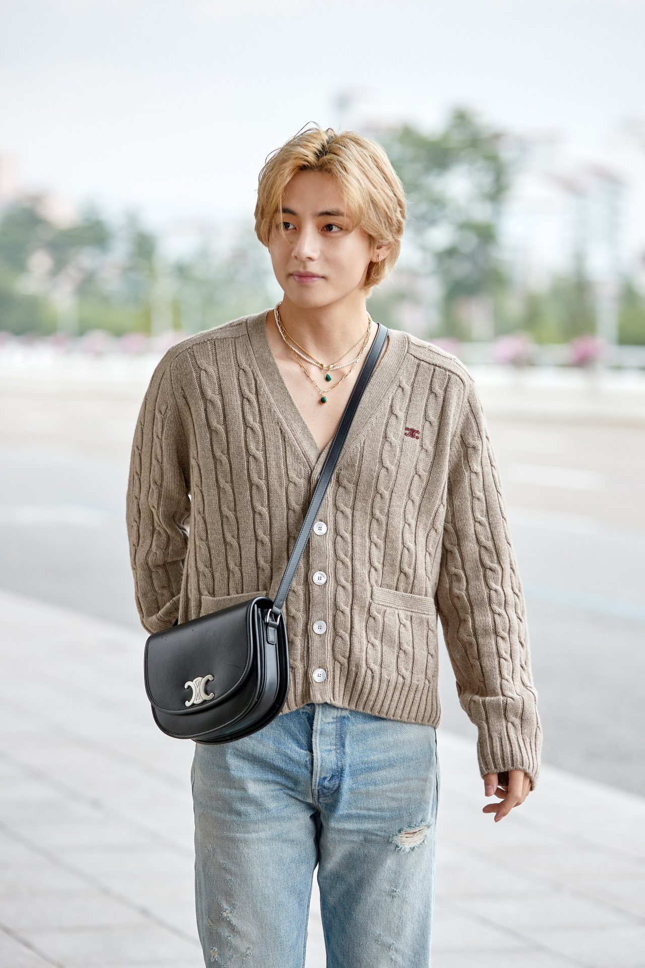 뷔의 공항패션
