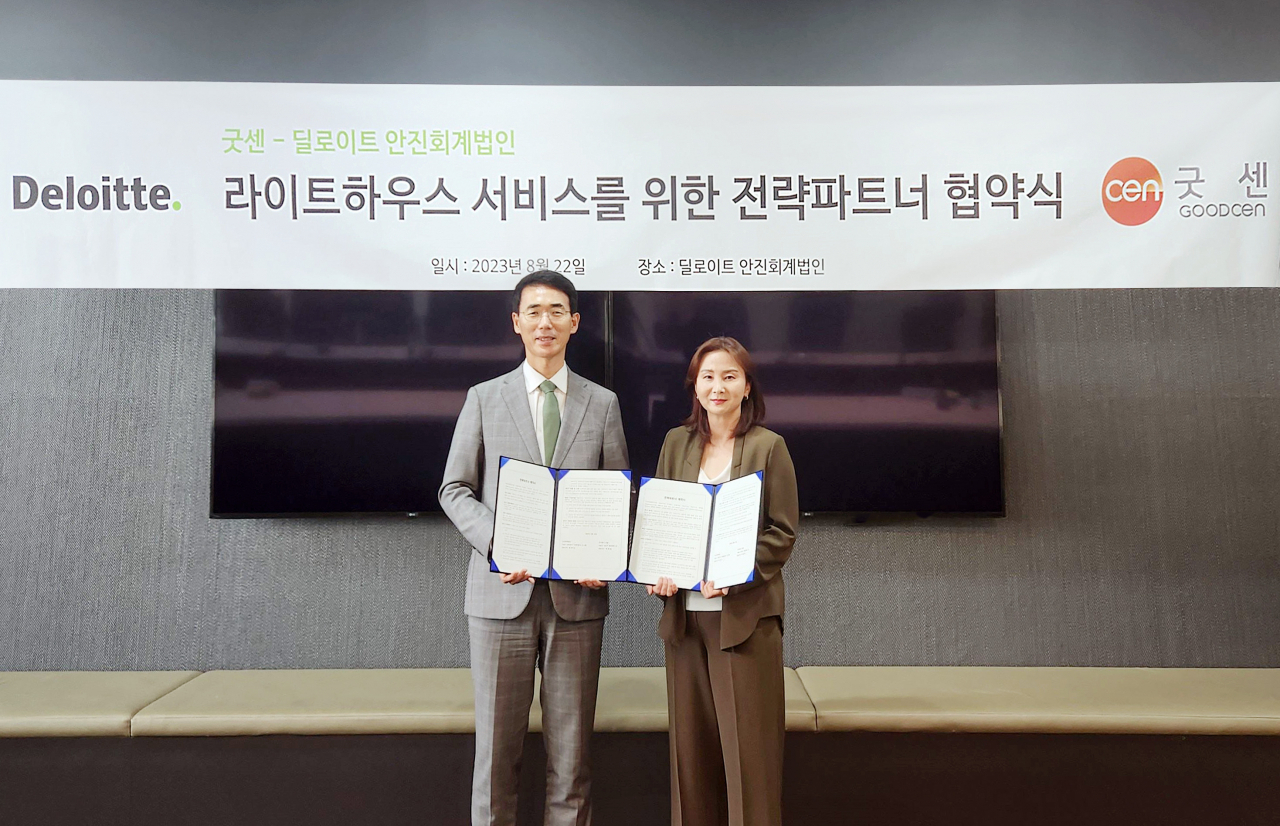장수재 딜로이트 안진회계법인 회계감사본부장(왼쪽)과 박연정 굿센 대표가 22일 자금 사고 이상 징후 진단 및 예방 솔루션 ‘라이트하우스(RightHouse)’의 마케팅 및 영업망 확대를 위한 전략적 파트너십을 체결하고 기념촬영을 하고 있다. [딜로이트 안진 제공]