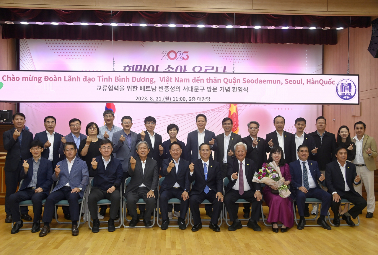 서울 서대문구는 방한한 베트남 빈즈엉성 소속 공직자들과 기업인들을 만나 상호교류 협력방안을 논의했다고 23일 밝혔다. [서대문구 제공]