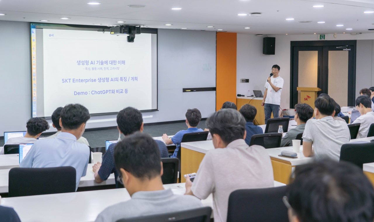 SKT 기업 및 공공사업 담당 구성원들이 멀티LLM 교육을 받고 있다. [SKT 제공]